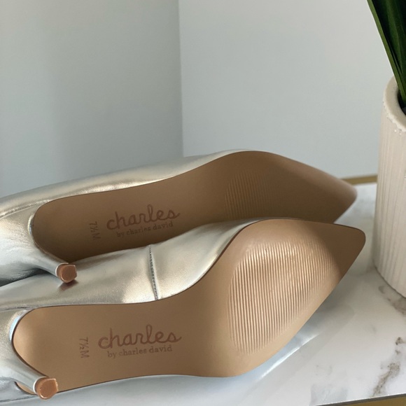 Never worn Charles David Silver Pumps - Picture 5 of 5